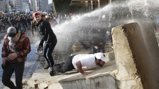 Protestovali proti novej vláde, polícia ich rozohnala vodnými delami