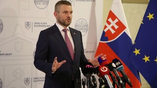 Premiér chce pridať rodinám i dôchodcom, Most zmeny nepodporí