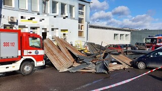 Polámané stromy i strhnutá strecha. Víchrica potrápila Slovensko