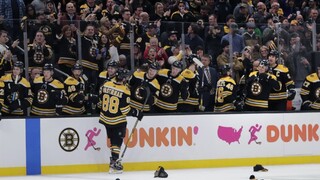 NHL: Pastrňák dosiahol štvrtý hetrik, Boston zostáva lídrom