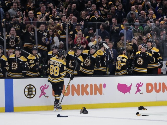 NHL: Pastrňák dosiahol štvrtý hetrik, Boston zostáva lídrom