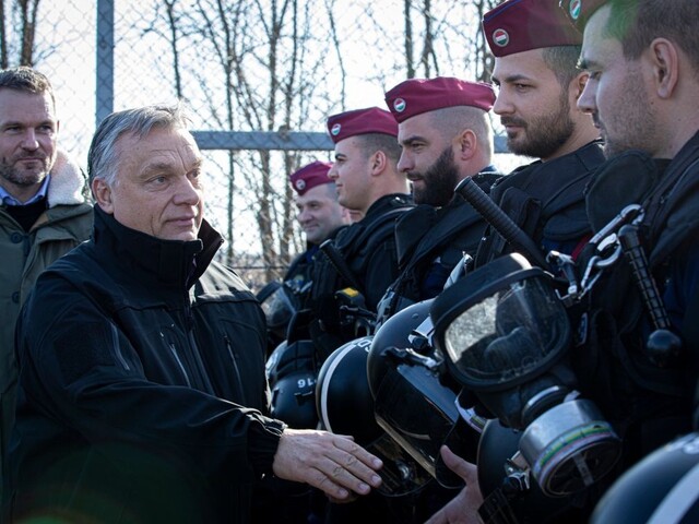Pellegrini a Orbán prišli na hranice, kde sa zhromažďujú migranti