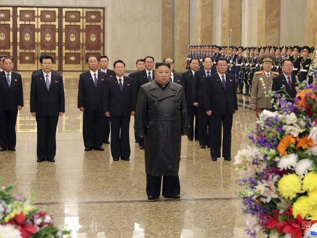 Kim sa po dlhšom čase objavil na verejnosti, navštívil mauzóleum