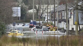 Búrka Dennis už udrela, Britániu sužujú výdatné dažde a vietor
