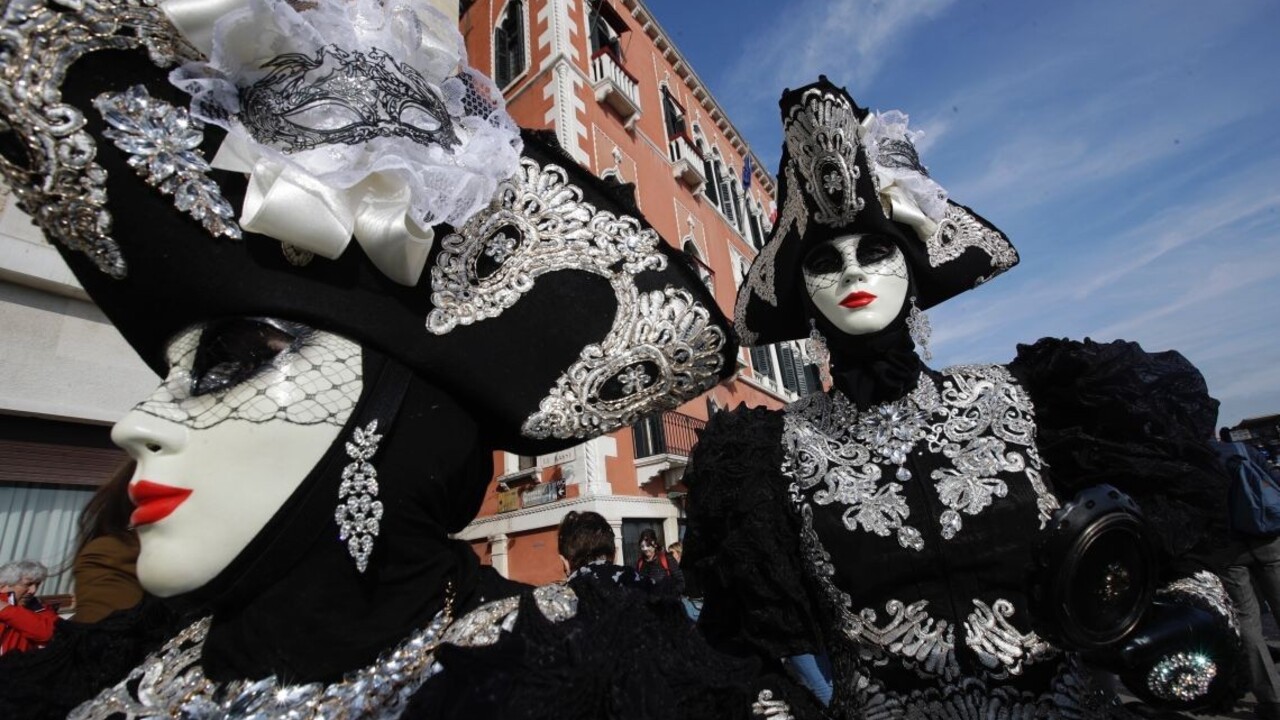 Fotogaléria: Benátky zaplavili masky. Karneval otvoril let anjela