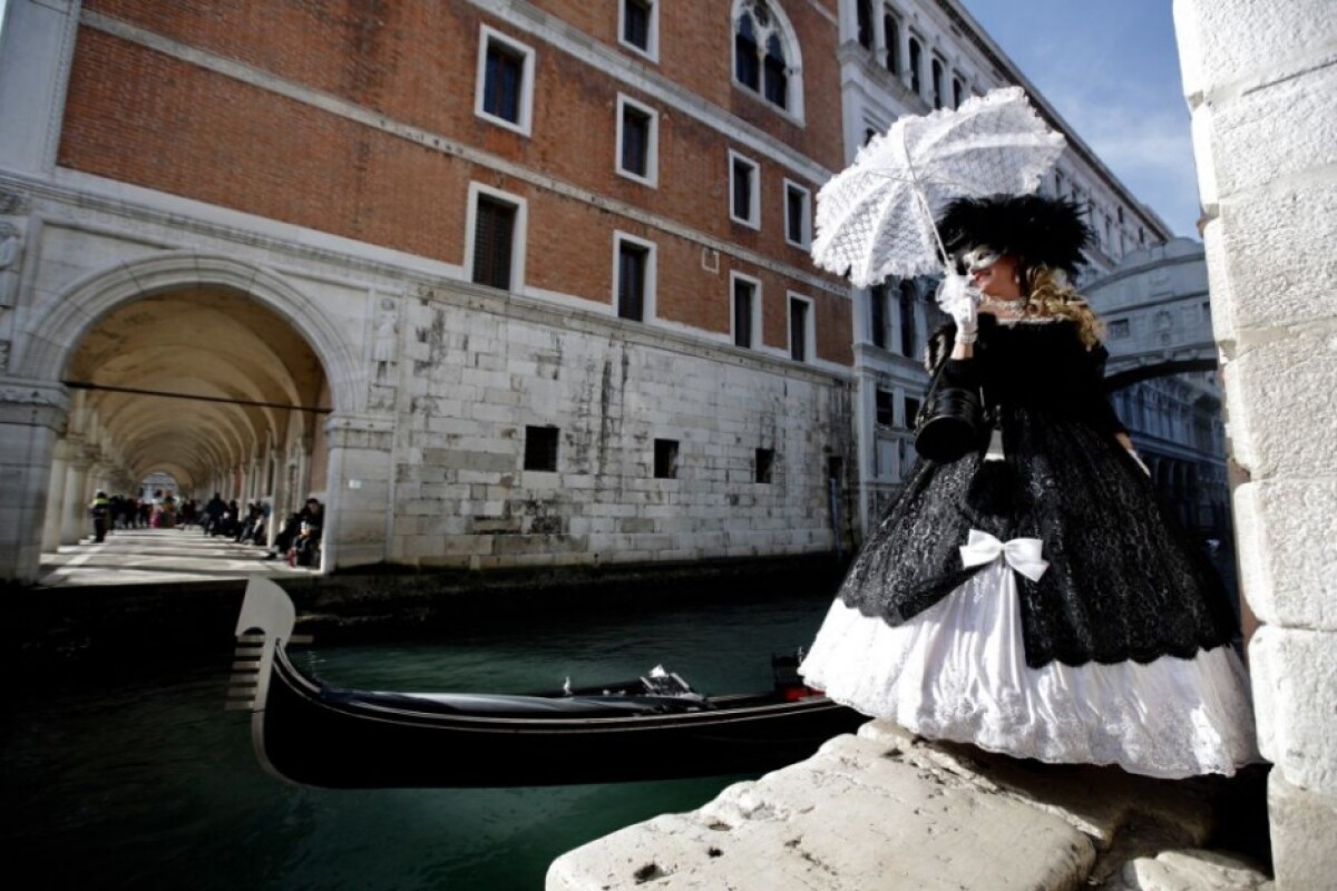italy-venice-carnival-22231-950b88c63ad54d6db1111164f21f2f0d_7d22f1b9.jpg