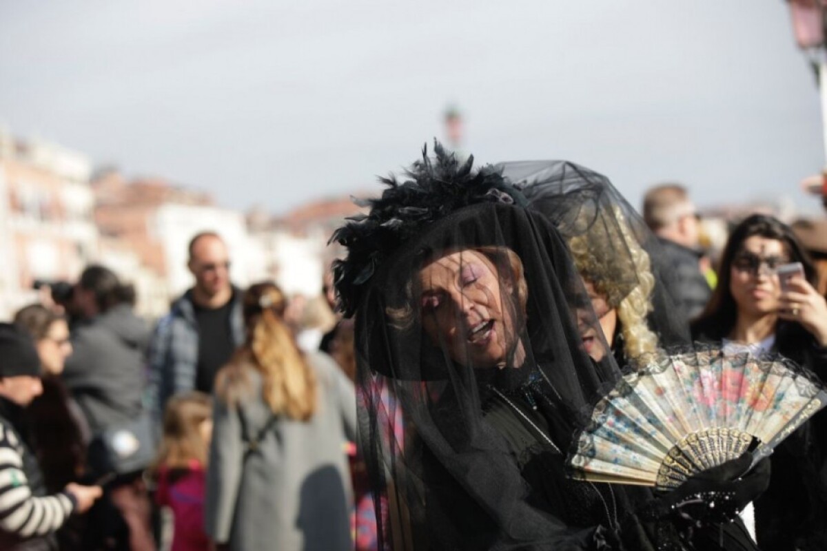 italy-venice-carnival-38579-a51fecc59d00428ca289640ececc1c7a_6a8b83f8.jpg