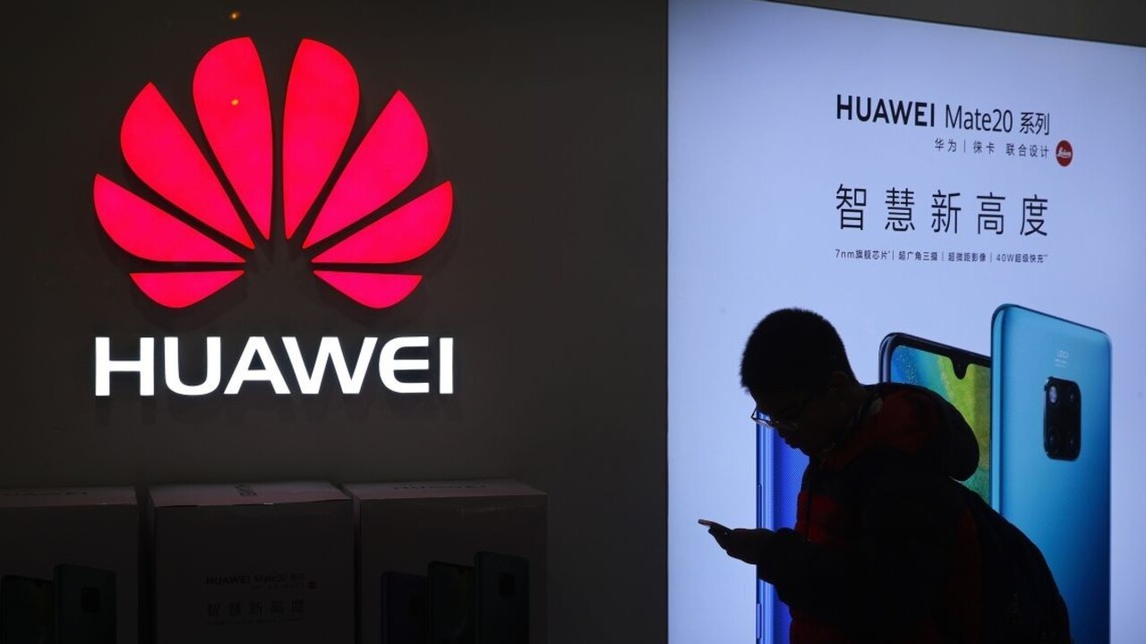 Trump hrozí krajinám obmedzením spolupráce, ide o Huawei