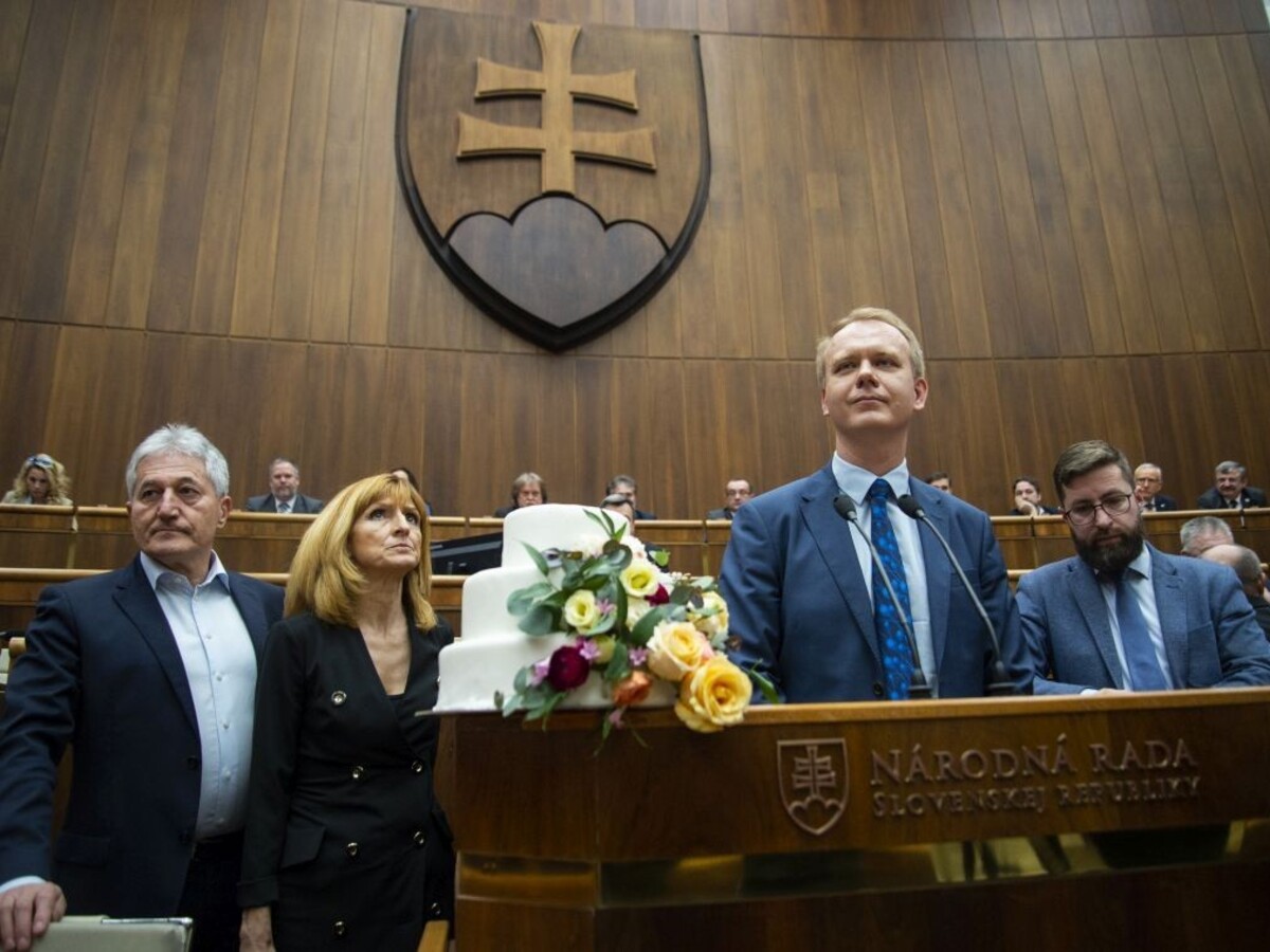 Beblavý zablokoval rečnícky pult, mimoriadnu schôdzu prerušili