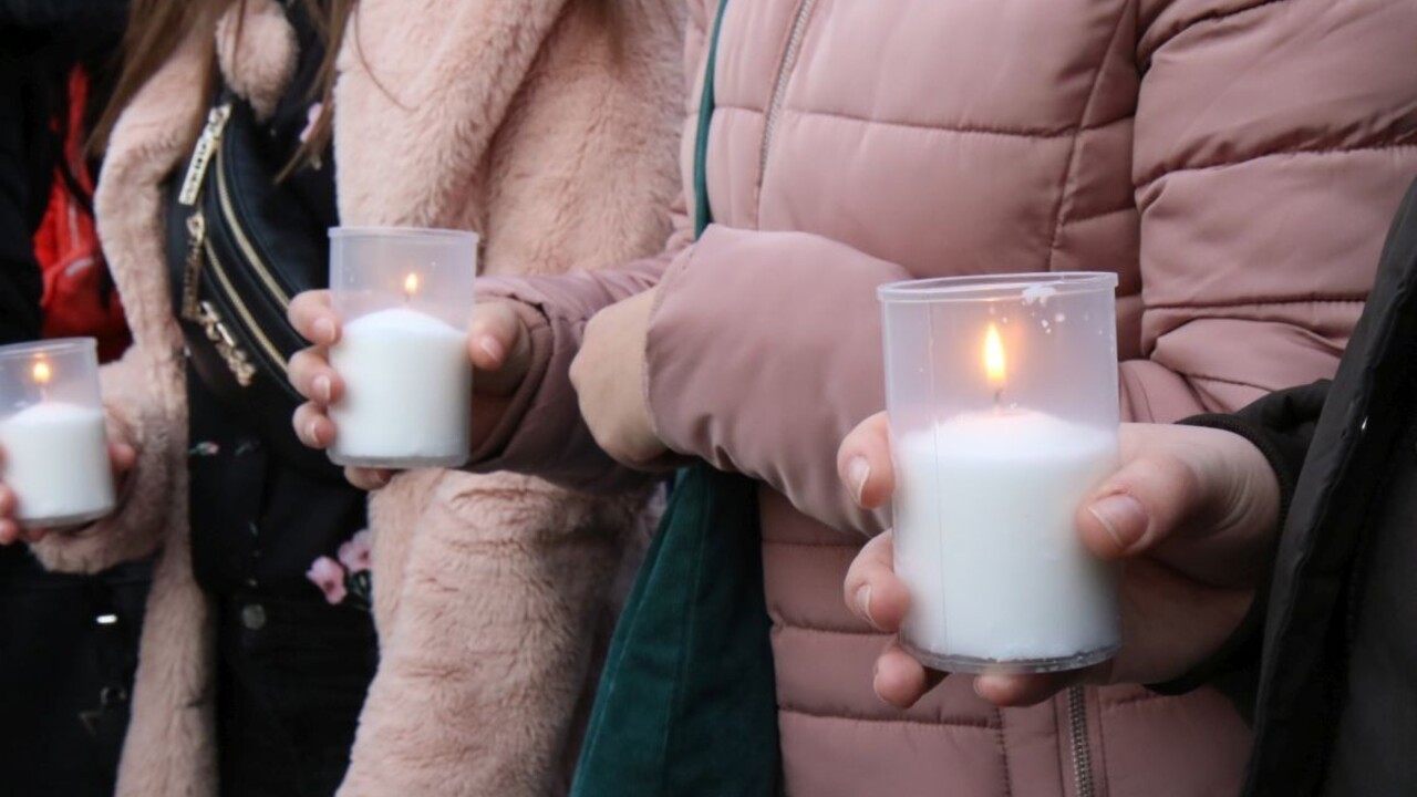 Matovič dal pred úrad vlády tisíce sviečok za ľudí, ktorí mohli žiť