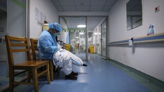 Koronavírusu podľahol i riaditeľ čínskej nemocnice, úmrtí pribúda