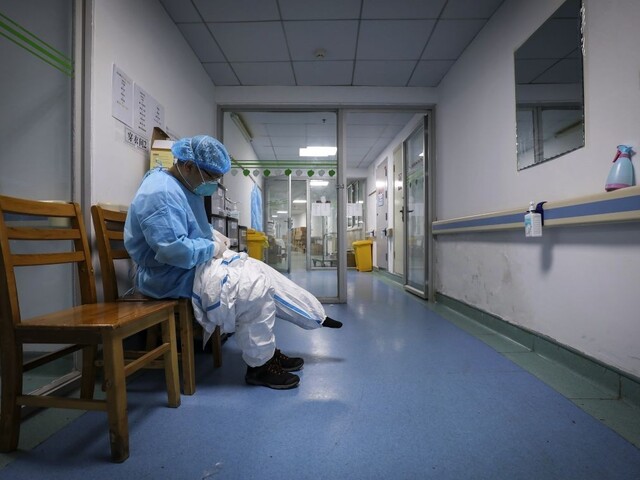 Koronavírusu podľahol i riaditeľ čínskej nemocnice, úmrtí pribúda