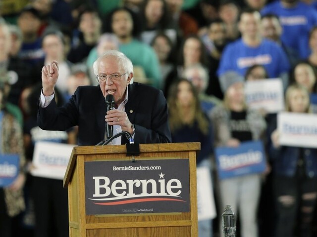 Sanders kritikou na Bloomberga nešetrí, prirovnal ho k Trumpovi