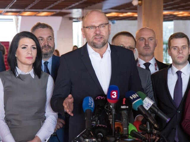 Spor trvá. Na opatrenia vlády majú strany odlišné názory