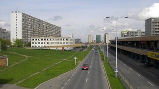 Mŕtvy a žena v kritickom stave, hlásia po streľbe v Prahe