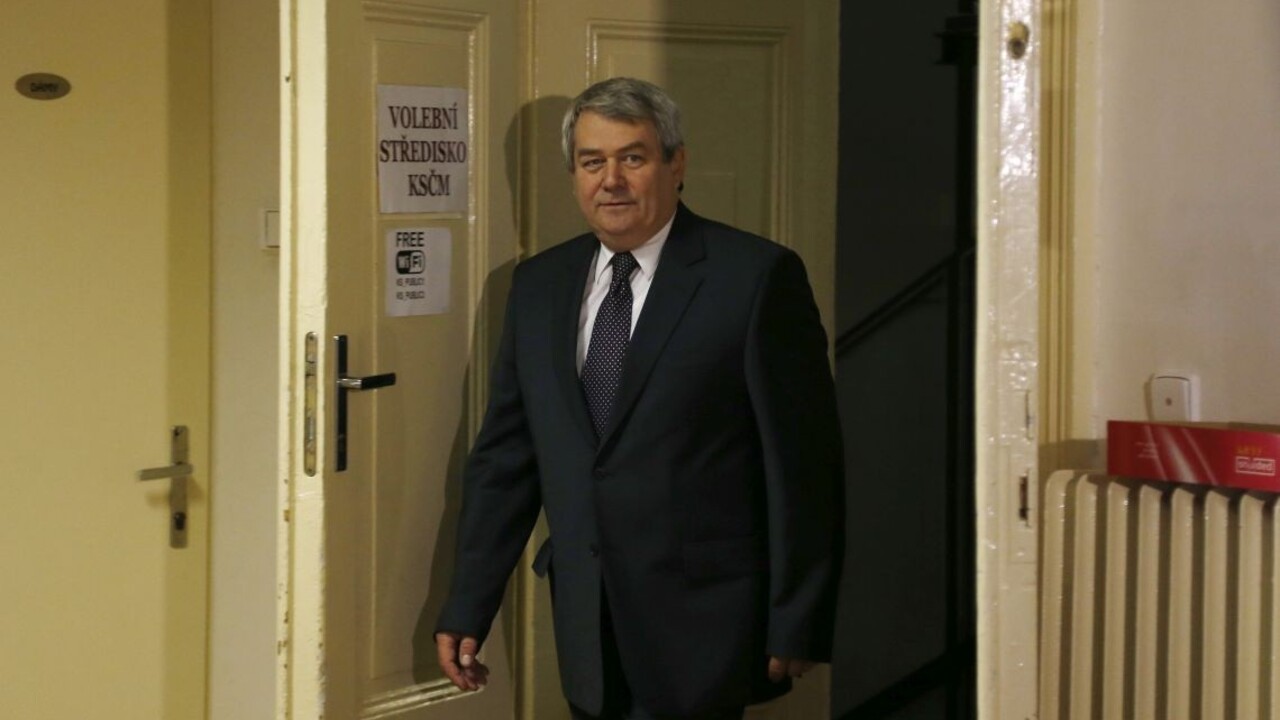 Známeho českého politika odviezla sanitka, Senát má nového šéfa