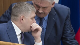 Klame, váľal sa v parlamente. Fico ostro kritizoval Bugára