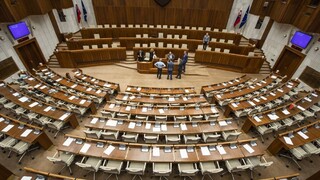 Premiér vyzval opozičníkov, aby si pobalili spacáky a odišli z pléna