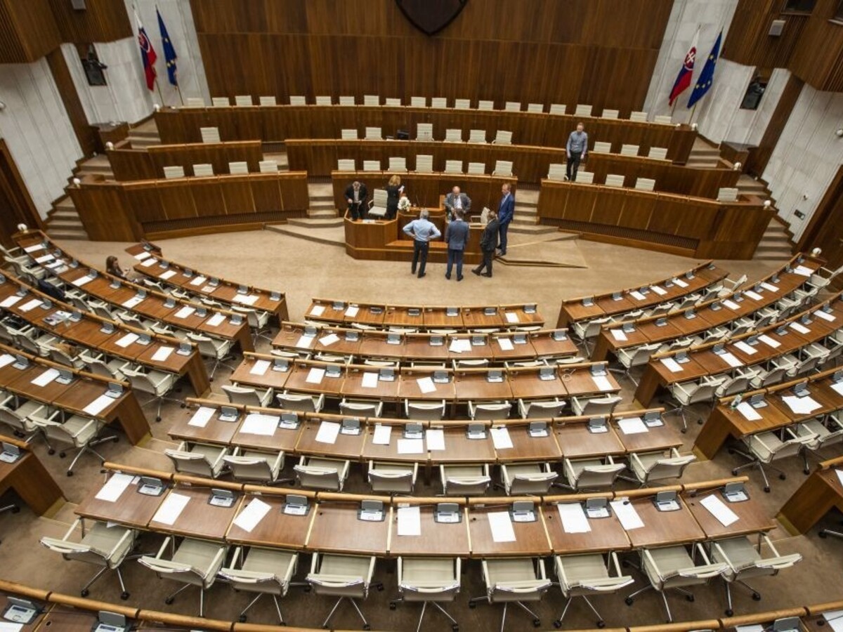 Premiér vyzval opozičníkov, aby si pobalili spacáky a odišli z pléna