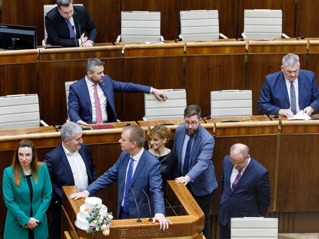 Chladnokrvný kalkul? Blokujúcim poslancom nemôžu dať pokutu