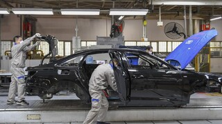 V Číne takmer prestali kupovať autá, dôvodom je koronavírus