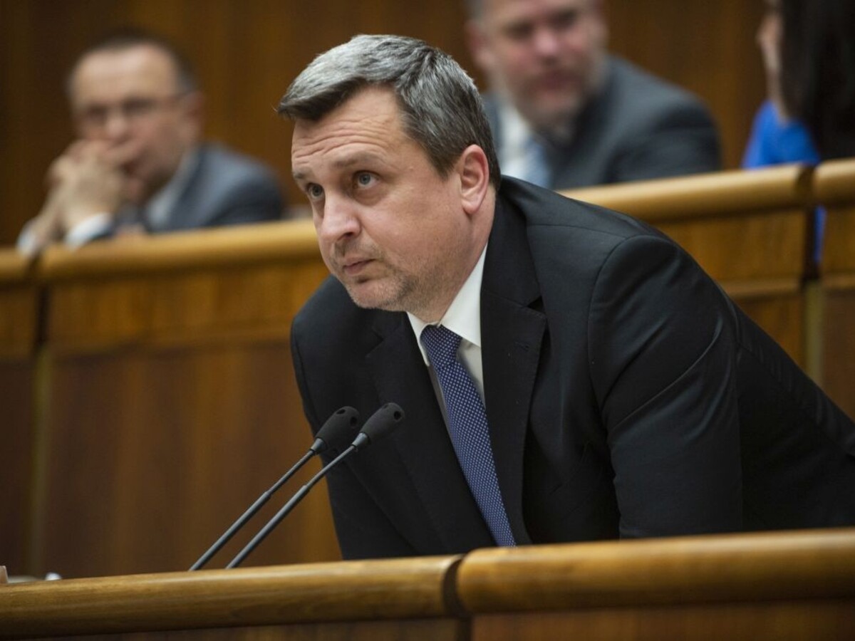 Podľa Danka potrebujeme miliardy, výpadok pri známkach je kvapka v mori