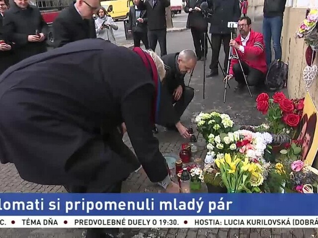Diplomati si pripomenuli mladý pár, na námestí zapálili sviečku
