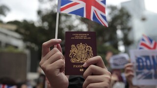 Británia sa vracia k modrým pasom, vyrábať ich budú v Poľsku
