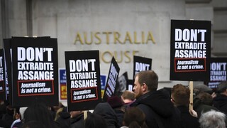 Assangea podporili stovky ľudí, odmietajú jeho vydanie do USA