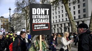 Začína sa súd s Assangeom, v USA mu hrozí 175 rokov za mrežami