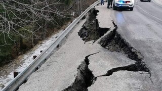 Prepadnutá cesta i ďalšia kalamita. Víchor pustošil Slovensko