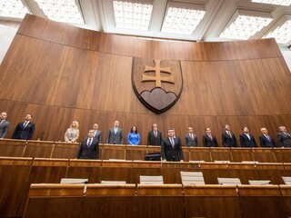 Poslanci vraj majú problém s pitím. Sú za dychové skúšky?