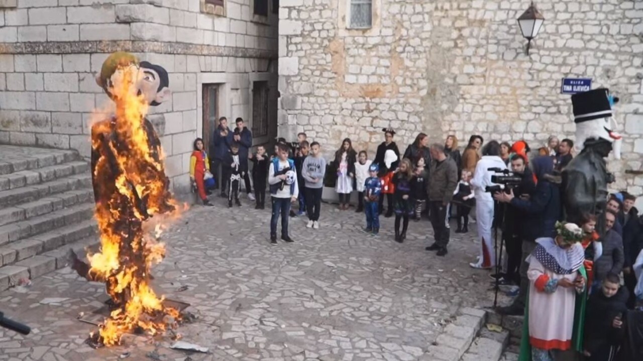Podpálenie figuríny homosexuálneho páru vyvolalo pobúrenie