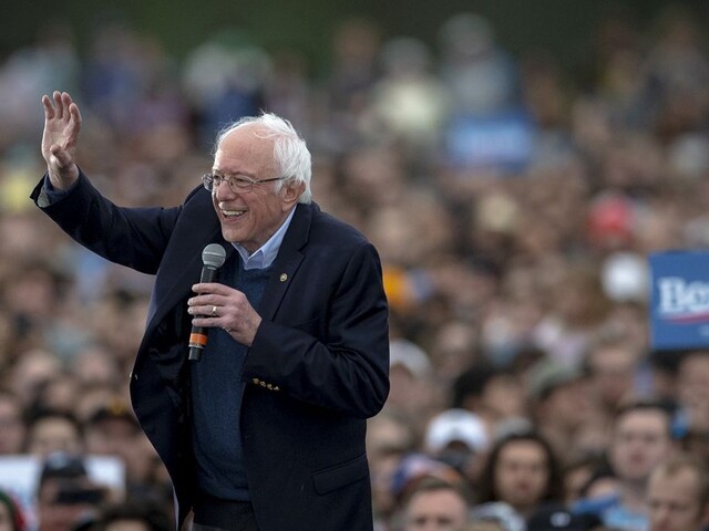 Sanders je favoritom, karty však môžu zamiešať superkandidáti