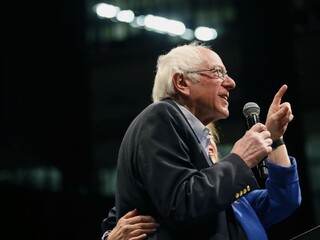 Sanders čelil v Charlestone útokom protivníkov, čo mu vyčítali?
