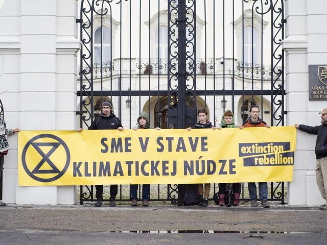 Fotogaléria: Klimatickí aktivisti sa pripútali k bráne úradu vlády