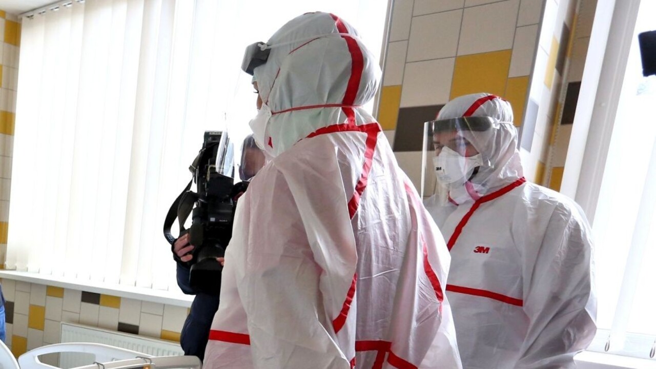 Do nemocnice previezli rodinu, ktorá bola na lyžovačke v Taliansku