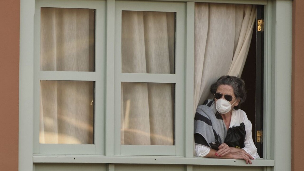 Koronavírus sa šíri po Európe, Británia spúšťa náhodné testy