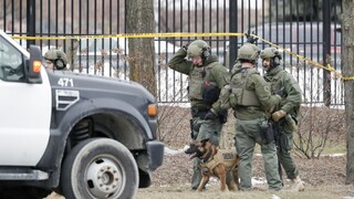 Muž zabil piatich svojich kolegov, napokon otočil zbraň proti sebe