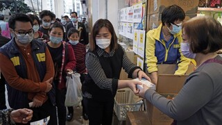 Klesli ceny ropy, rúška sú vypredané. Obavy z vírusu narastajú