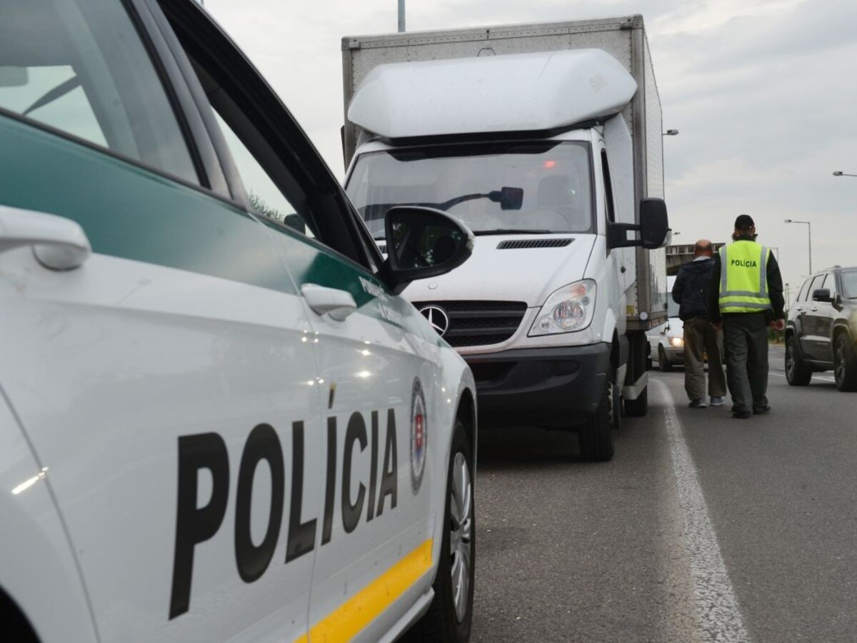 Zastavovanie áut, meranie teplôt. Začali platiť nové opatrenia