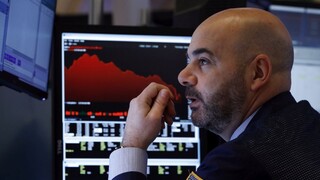 Akciové trhy pokračujú v páde, investori majú obavy z pandémie