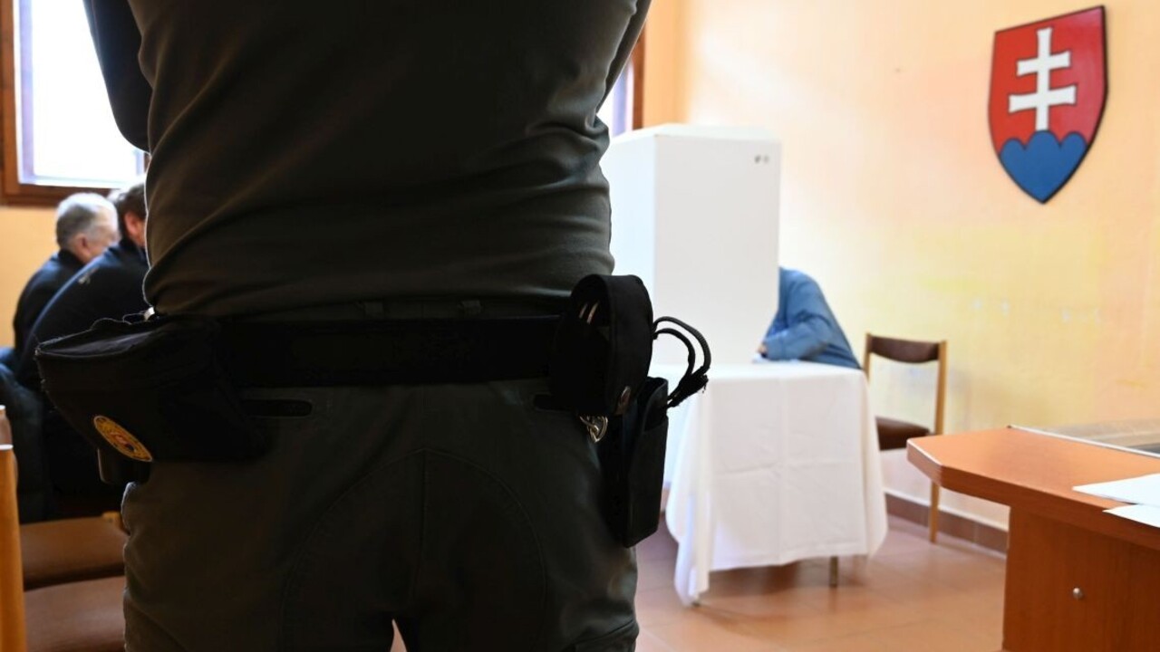 Priviedli ho v putách. Zadržaný muž v Bratislave stihol aj odvoliť