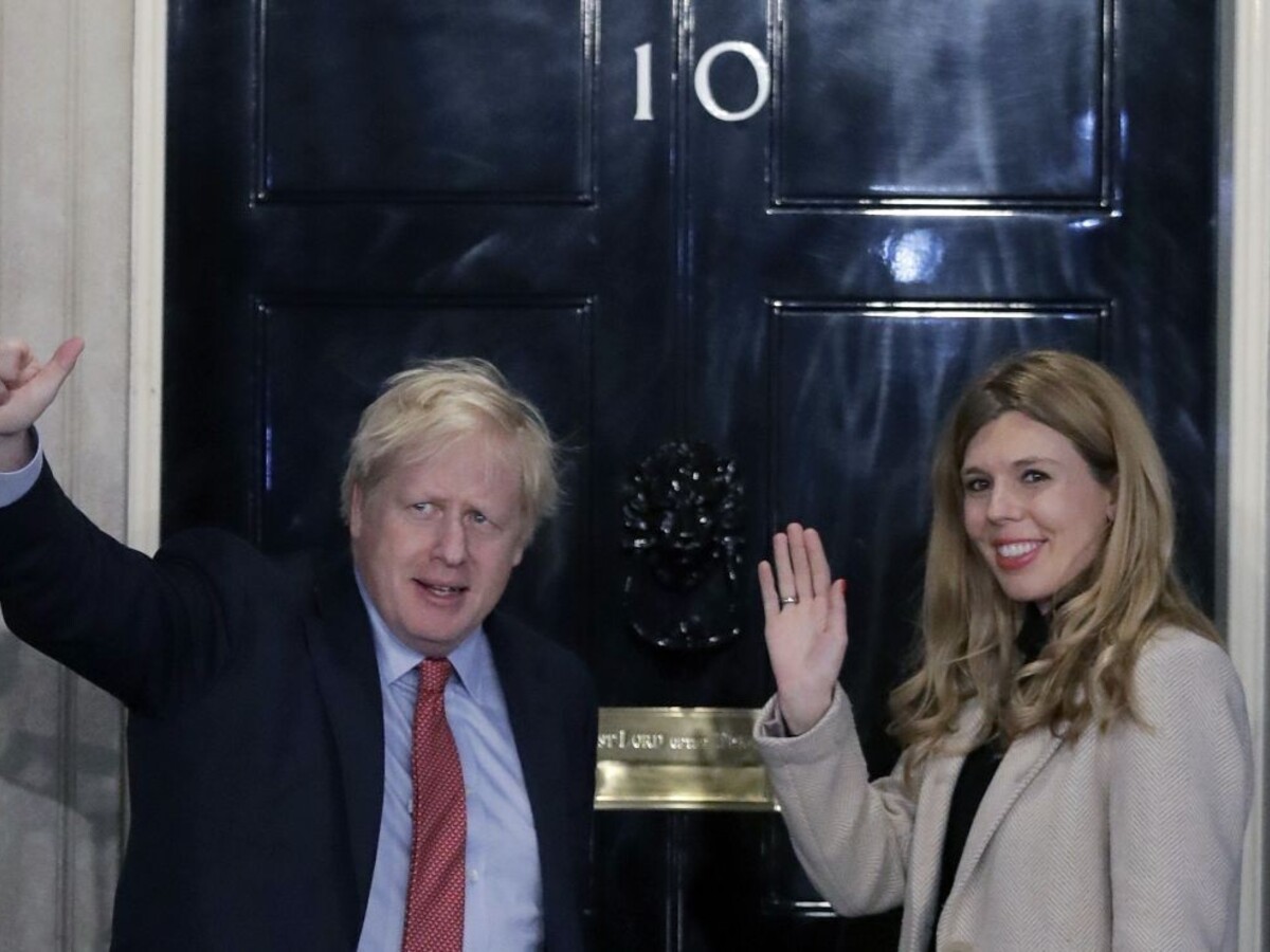 Johnson a jeho priateľka sa zasnúbili, oznámili aj ďalšiu novinku
