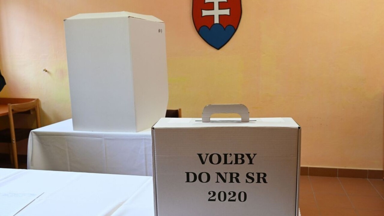 Muž priamo vo volebnej miestnosti zistil, že je bezdomovec