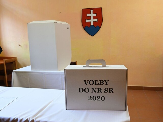 Muž priamo vo volebnej miestnosti zistil, že je bezdomovec