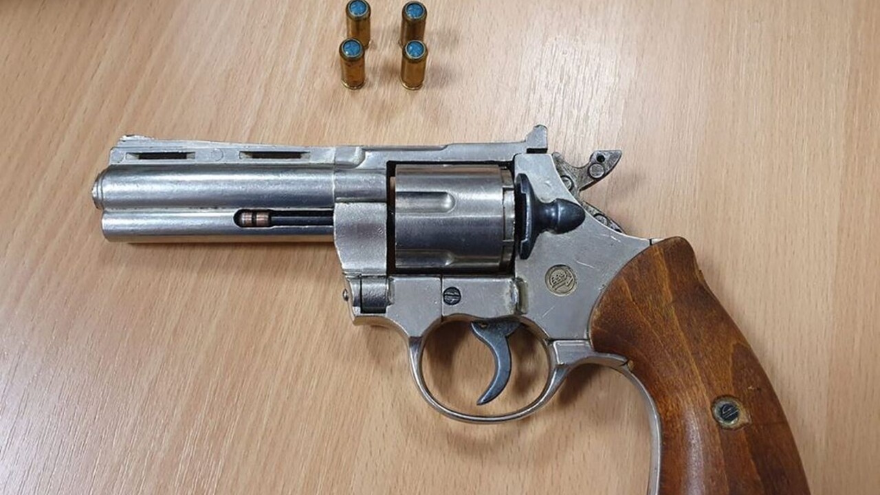 Muž volil opitý a so zbraňou, ktorú neskrýval. Chytili ho policajti