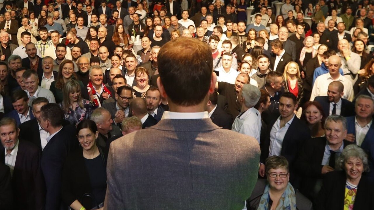 Takto to vyzeralo v centrálach politických strán počas volebnej noci