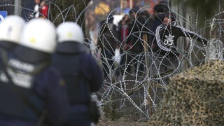 Gréci strážia hranice, napätie rastie. Pre migrantov žiadajú pomoc