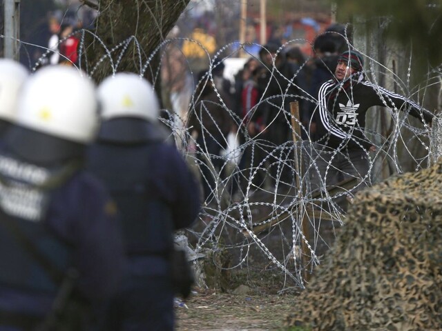 Gréci strážia hranice, napätie rastie. Pre migrantov žiadajú pomoc